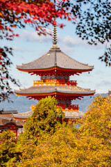 Obraz premium Pagoda of Kiyomizu-dera buddhist temple in autumn, Kyoto, Japan