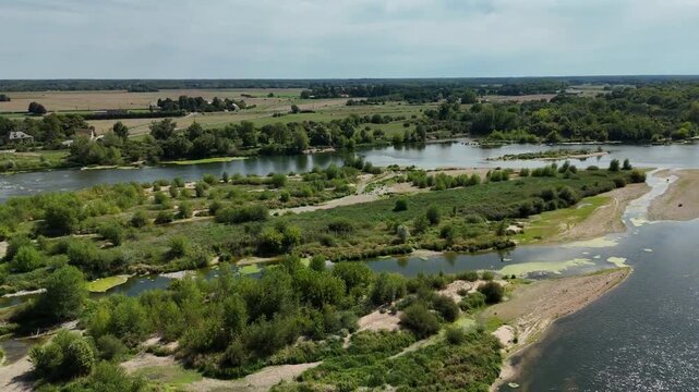 Vue a&eacute;rienne des iles situ&eacute;es en aval du pont de Beaugency dans le Loiret. Travelling circulaire montrant les bancs de sable et la v&eacute;g&eacute;tation install&eacute;e par-dessus.