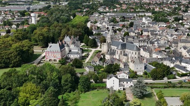 Plan video serr&eacute; sur le ch&acirc;teau et la coll&eacute;giale de Meung-Sur-Loire dans le Loiret. Travelling circulaire.