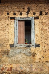 Ventana medio abierta