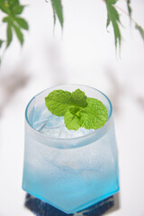 ミントの葉とミネラルウォーター