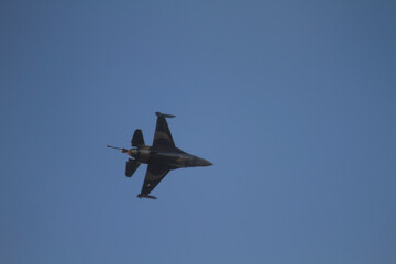 A Turkish Air Force F-16 Fighting Falcon performs a solo flight maneuver during today’s İzmir Airshow, captivating the audience with precision and power.