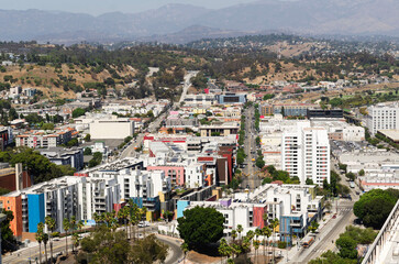 Obraz premium California Los Angeles September 4, 2025 Panoramic view of Downtown Los Angeles with houses, mountains and clouds on clear sunny day in California