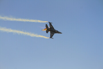 A Turkish Air Force F-16 Fighting Falcon performs a solo flight maneuver during today’s İzmir Airshow, captivating the audience with precision and power.