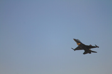 A Turkish Air Force F-16 Fighting Falcon performs a solo flight maneuver during today’s İzmir Airshow, captivating the audience with precision and power.
