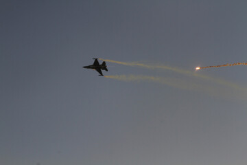 A Turkish Air Force F-16 Fighting Falcon performs a solo flight maneuver during today’s İzmir Airshow, captivating the audience with precision and power.
