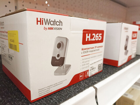 Hiwatch h.265 compact ip camera with extra mount in retail packaging