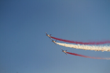 A Turkish Air Force F-16 Fighting Falcon performs a solo flight maneuver during today’s İzmir Airshow, captivating the audience with precision and power.