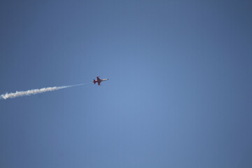 A Turkish Air Force F-16 Fighting Falcon performs a solo flight maneuver during today’s İzmir Airshow, captivating the audience with precision and power.