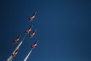A Turkish Air Force F-16 Fighting Falcon performs a solo flight maneuver during today’s İzmir Airshow, captivating the audience with precision and power.