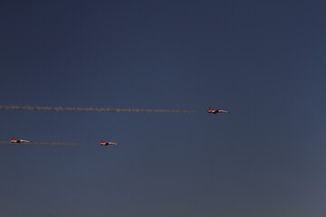 A Turkish Air Force F-16 Fighting Falcon performs a solo flight maneuver during today’s İzmir Airshow, captivating the audience with precision and power.
