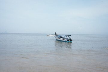 Obraz premium beautiful tropical beach with boats and scenic island landscape
