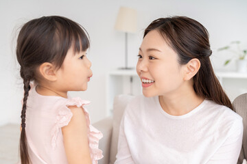 おかあさんと女の子