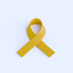 La&ccedil;o de fita amarela em perspectiva superior, sobre fundo branco, representando campanha de sa&uacute;de mental e preven&ccedil;&atilde;o