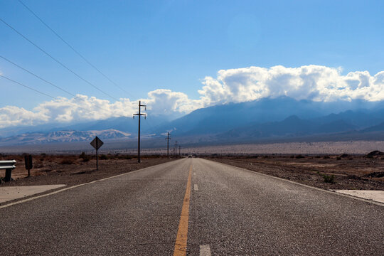 Route 60 towards the Andes Mountain Range, in Fiambalá, Catamarca.