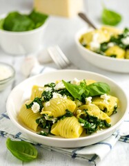 Creamy pasta with spinach and feta