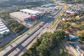 Fototapeta premium A rodovia Fernão Dias, em Atibaia, interior do estado de São Paulo, Brasil, em imagem aérea obtida com uso de drone.