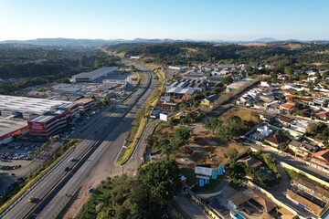 Fototapeta premium A rodovia Fernão Dias, em Atibaia, interior do estado de São Paulo, Brasil, em imagem aérea obtida com uso de drone.