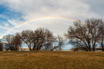 Obraz premium Rainbow over Upper Klamath Lake after a rainfall, Klamath Falls, Oregon, USA.