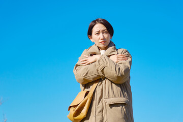 Fototapeta premium 外で凍えるミドルエイジの女性