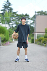 バスケットの練習をする男子中学生