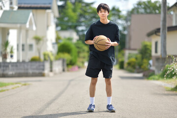 バスケットの練習をする男子中学生