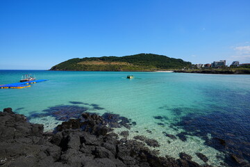 Fototapeta premium clear blue sea and rock coast