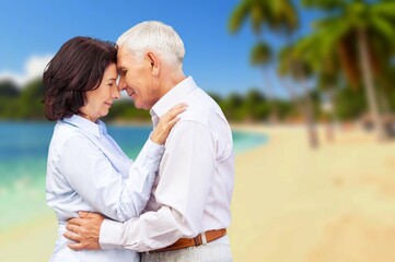 Obraz premium Happy family of old couple walking on tropical beach