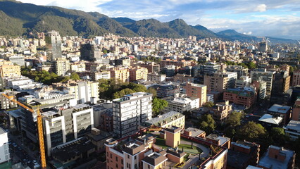 Naklejka premium Dynamic Aerial Footage of Bogotá Cityscape and Urban Traffic