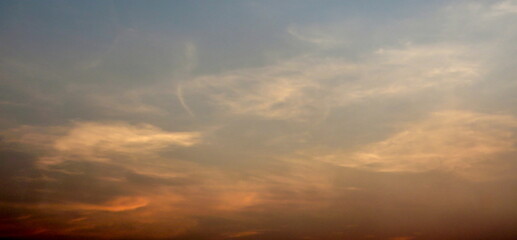 Naklejka premium Warm Twilight Cloudscape in Hanoi, Vietnam – Peach-Orange Cirrus/Altocumulus Sky Gradient
