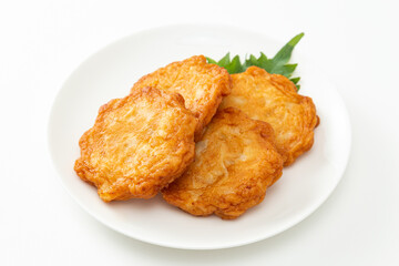 皿に乗ったさつま揚げ　白バック