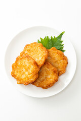 皿に乗ったさつま揚げ　白バック