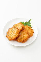皿に乗ったさつま揚げ　白バック