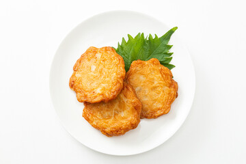 皿に乗ったさつま揚げ　白バック