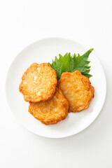 皿に乗ったさつま揚げ　白バック