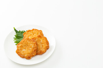 皿に盛られたさつま揚げ　白バック