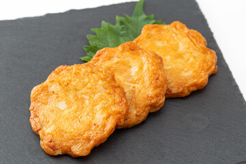黒皿に乗ったさつま揚げ