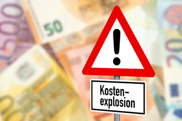 Euro Geldscheine und ein Verkehrsschild mit Warnung vor einer Kostenexplosion