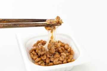 納豆を持ち上げる手元　白バック