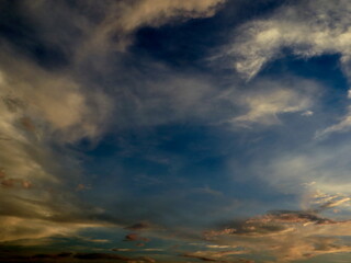 Fototapeta premium Moody Evening Sky — Deep Blue Canopy with Wispy High Clouds and Subtle Sunset Tones over West Lake in Hanoi, Vietnam