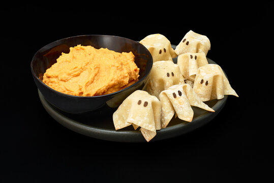 Pumpkin Hummus Wonton Ghosts for Halloween