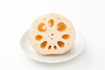 皿に乗った蓮根　白バック
