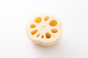 カットした蓮根　白バック