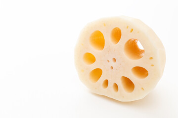 カットしたレンコン　白バック