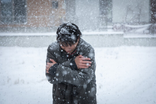 雪降る中凍える人