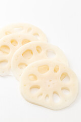 スライスした蓮根　白バック