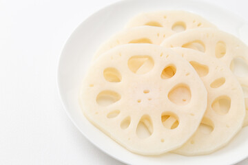 皿に乗ったれんこんスライス　白バック