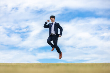 草原を走るビジネスマン