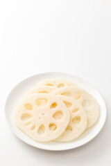 スライスした蓮根　白バック