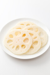 皿に乗ったレンコンスライス　白バック